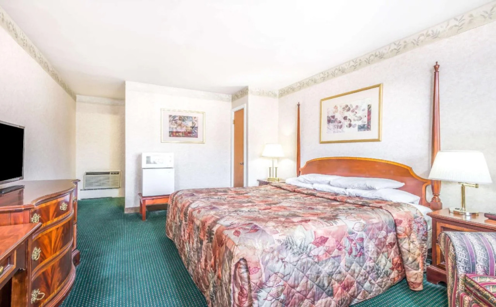 Knights Inn Lenox