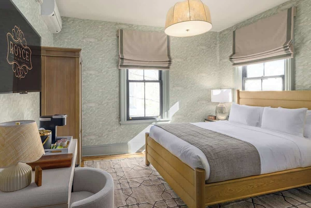 The Whale Suite Historic Coastal Luxury Newport