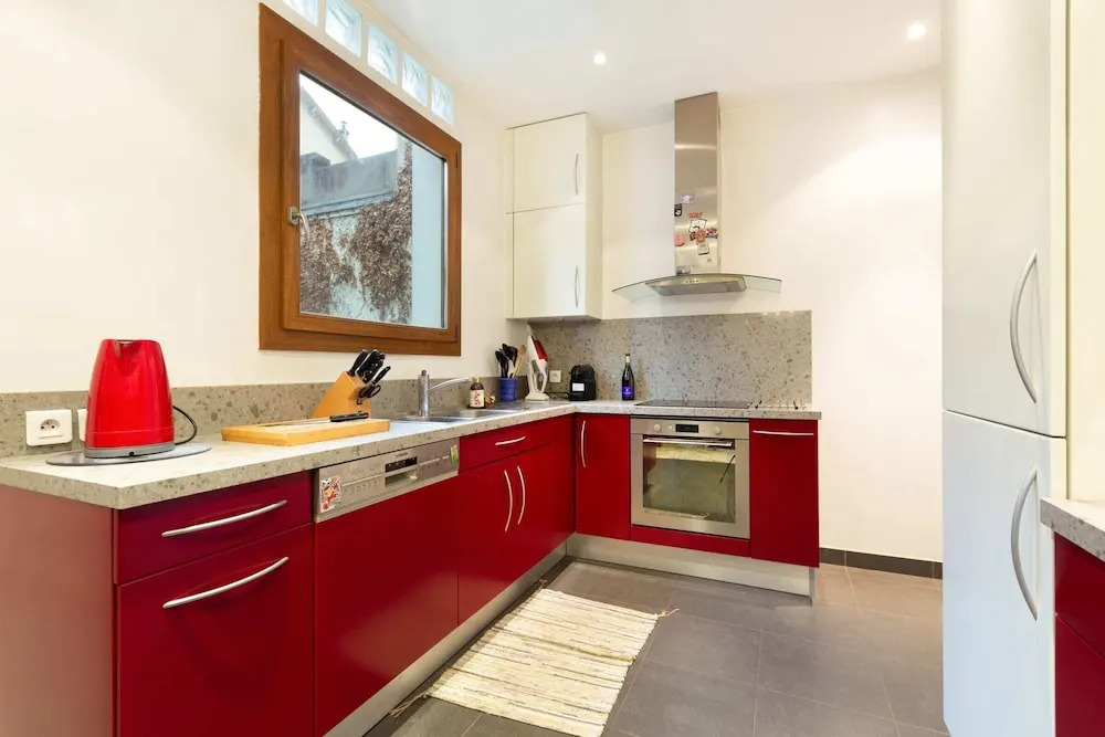 Red and Rustic Home Near Bois de Vincennes for 7 pax