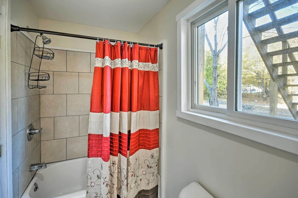 Cozy Apt by ITS 85 Trail, ½ Mi to Lake Wassookeag!