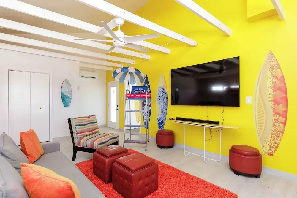Stylish 3 Bedroom Pool Pets Sleeps 10