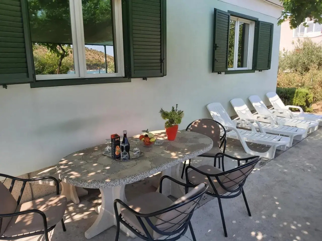 House Petar by sea