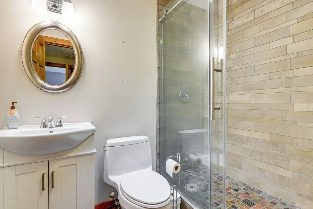 < 1 Mi to Mt Snow: Charming Condo w/ Fireplace