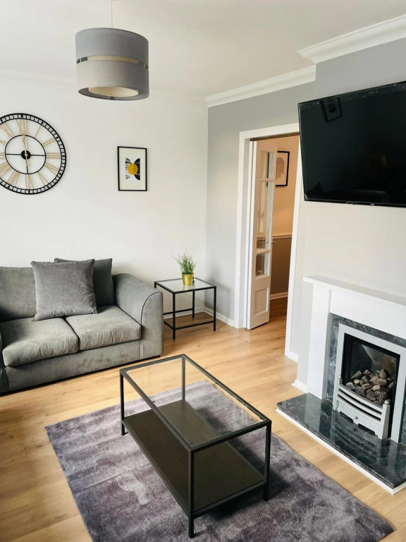 Lovely Modern 3 Bedroom Home with Private Garden & Large Driveway Fits 2 Vans Ideal for Contractors NHS & Long Term Stays Easy Access to M6, Walsall & City Centre