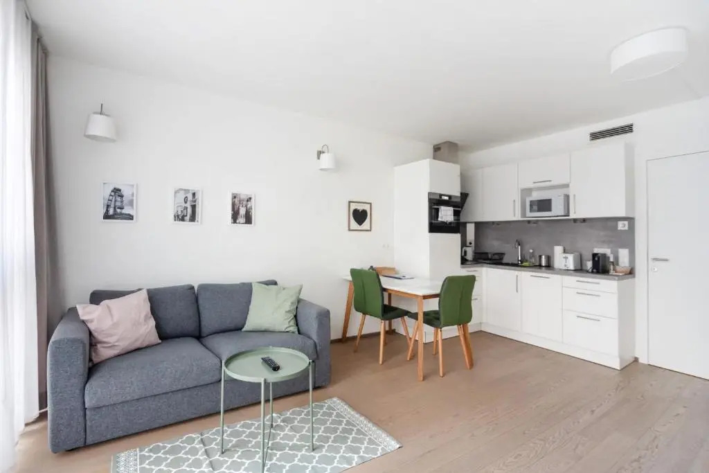 Quiet and cozy apartment next to Mariahilfer Strasse and Naschmarkt with AC
