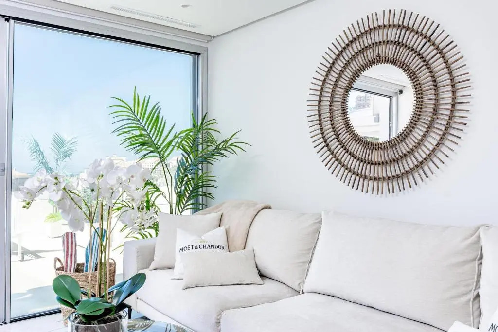 LMR1- Modern penthouse, private pool, families only