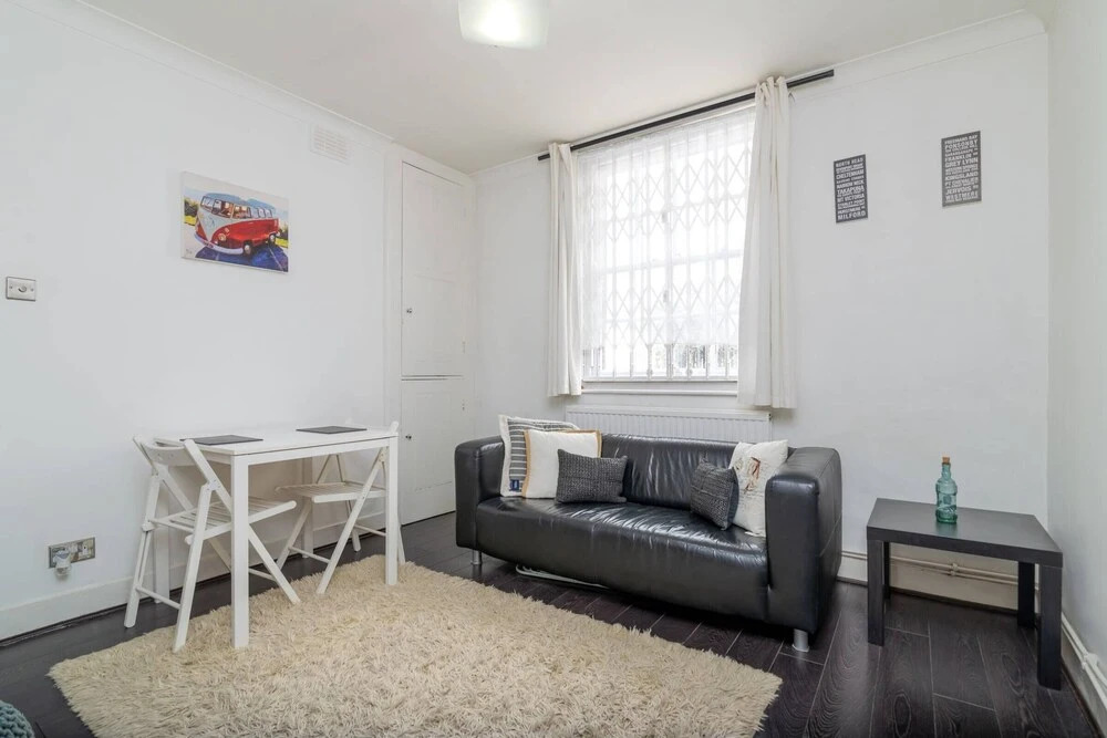 Fantastic 1BR Flat in East London for 2 Guests!