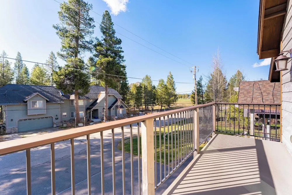 10mins to Lake Hot Tub, Game Room, Forest Views Meyers Meadow by Avantstay