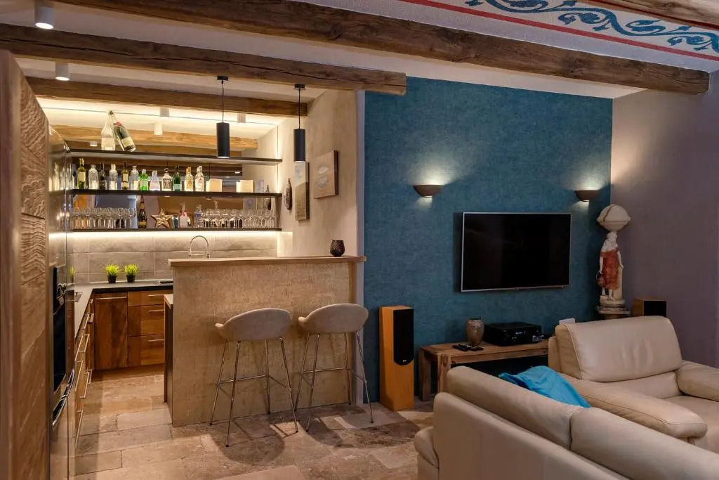Luxury Palazzo v. Pelsocz Hvar Town