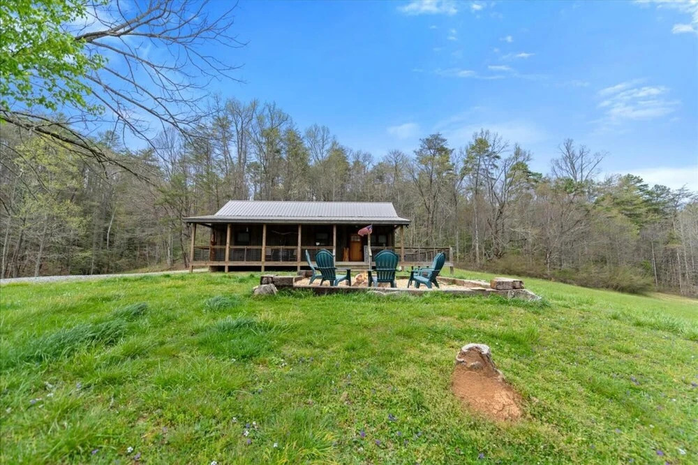 Carters Cozy Cabin - Peaceful Cabin With 13 Acres of Lawn Trees and Trails
