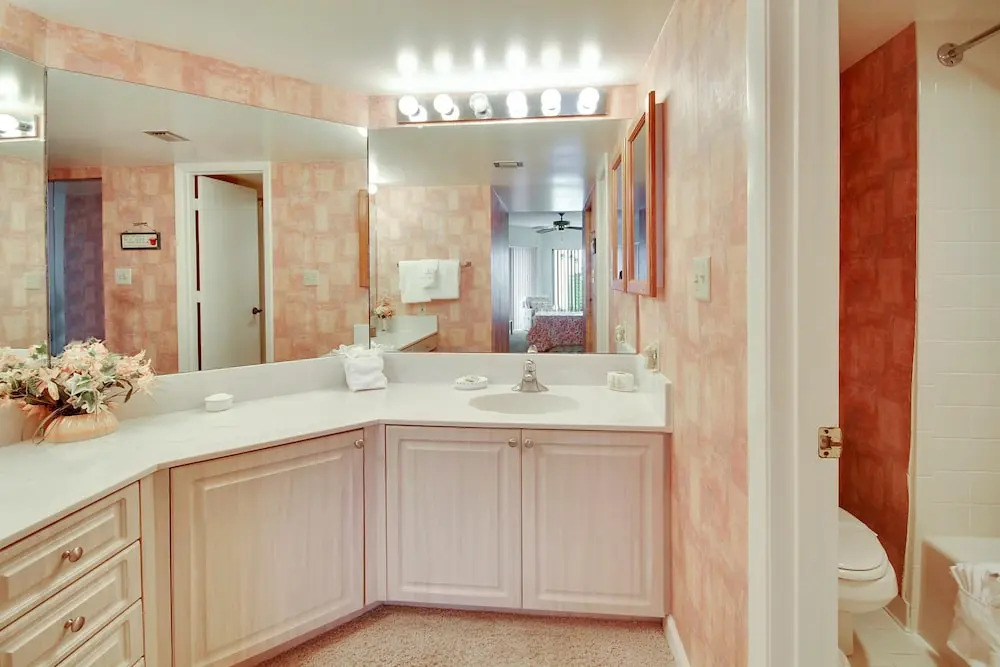 Land's End 205 Building 3 BAY Views / Private Balcony!