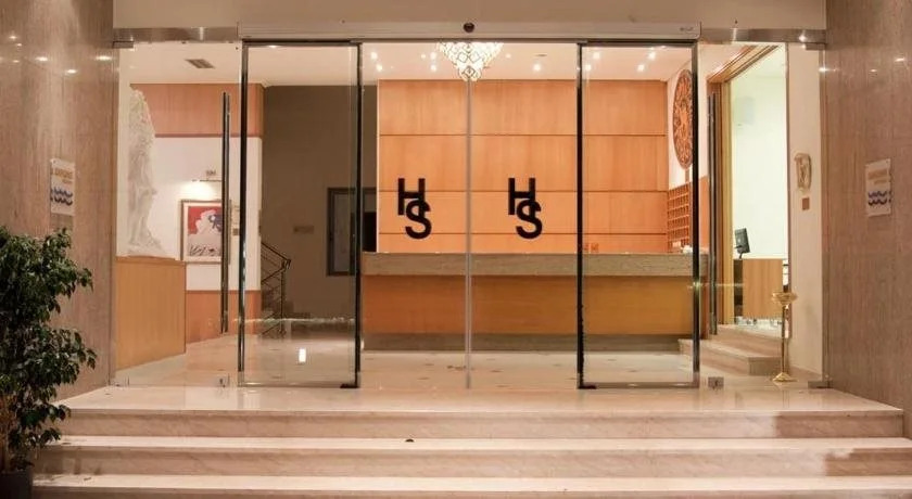 Saronis Hotel