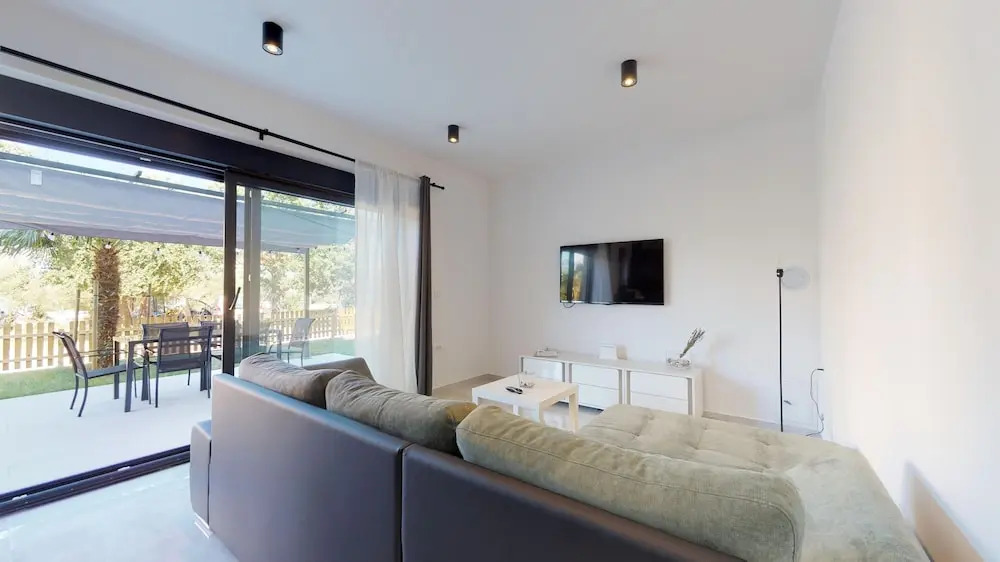2 Bed House - Sleeps 4 - Hottub - Garden - Parking