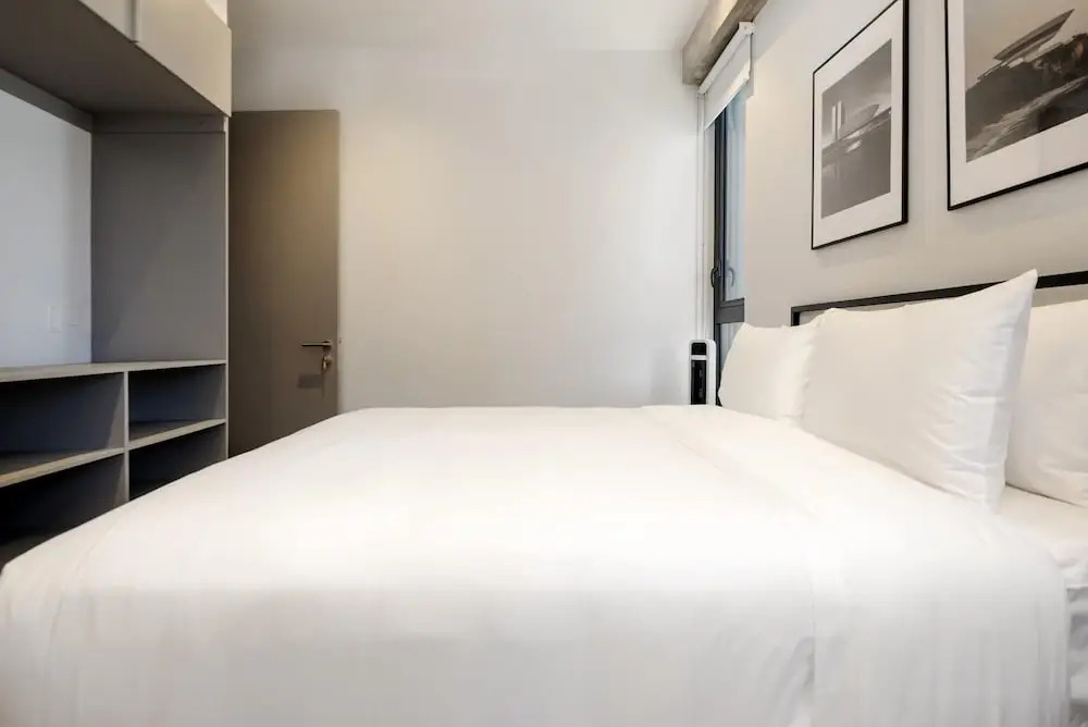 w Deluxe 3BR w Balcony in Interlomas