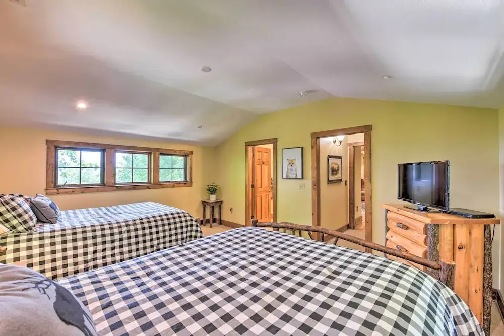 Luxe Lodge Near Smoky Mountains: Views & Hot Tub!