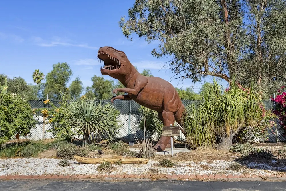 HARRYS MAN CAVE - A Vintage Motel on the Historic 395 route - The New Star Motel Experience