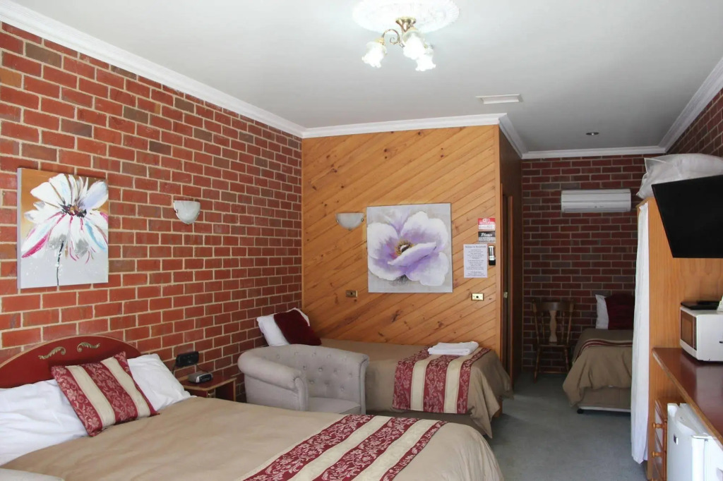 Elms Motor Inn