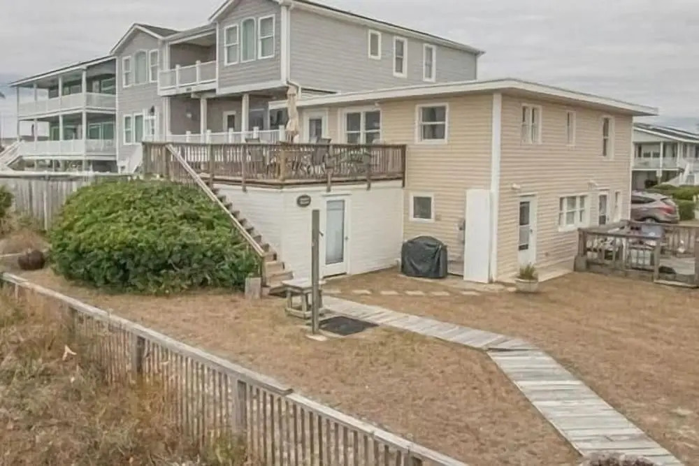 The Captain's Quarters 2 Bedroom Home by RedAwning