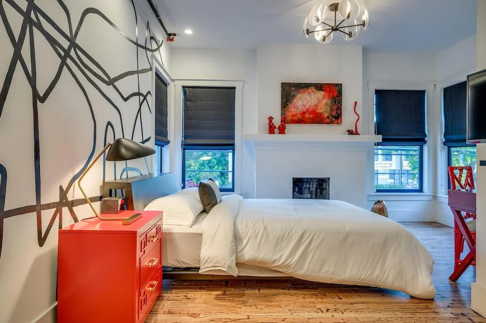 7 Private Suites Sleeps 25 Walkable to DT!