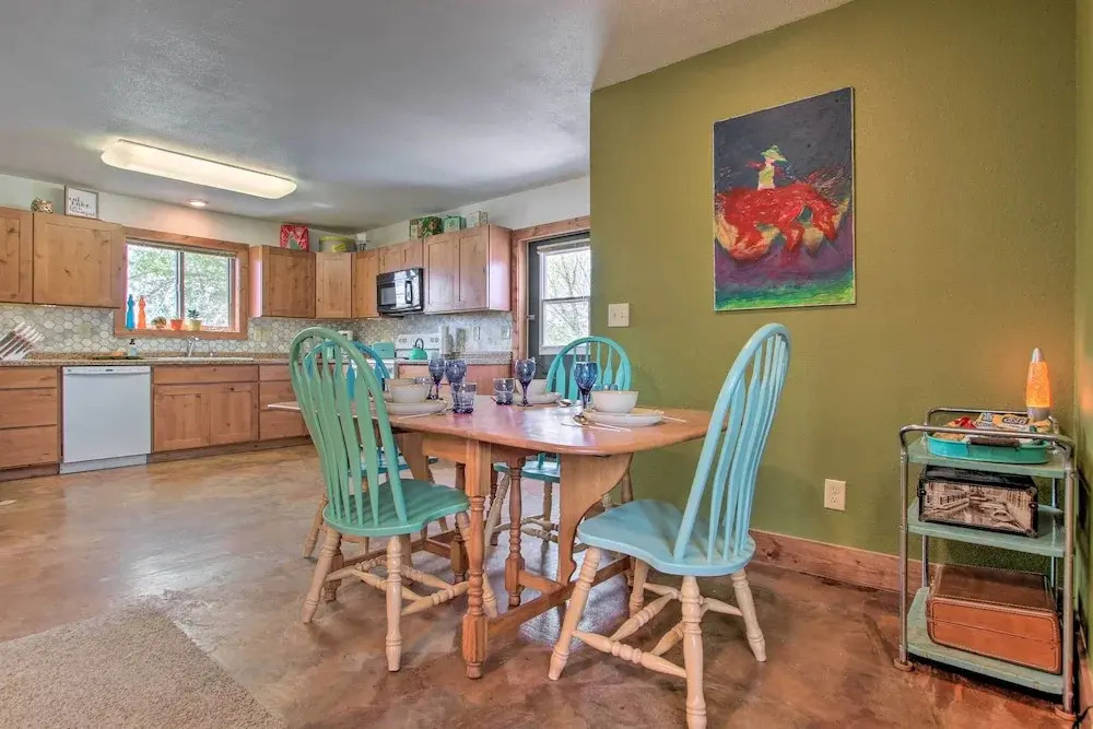 Chic Retro Retreat in Choteau: Walk to Dtwn!