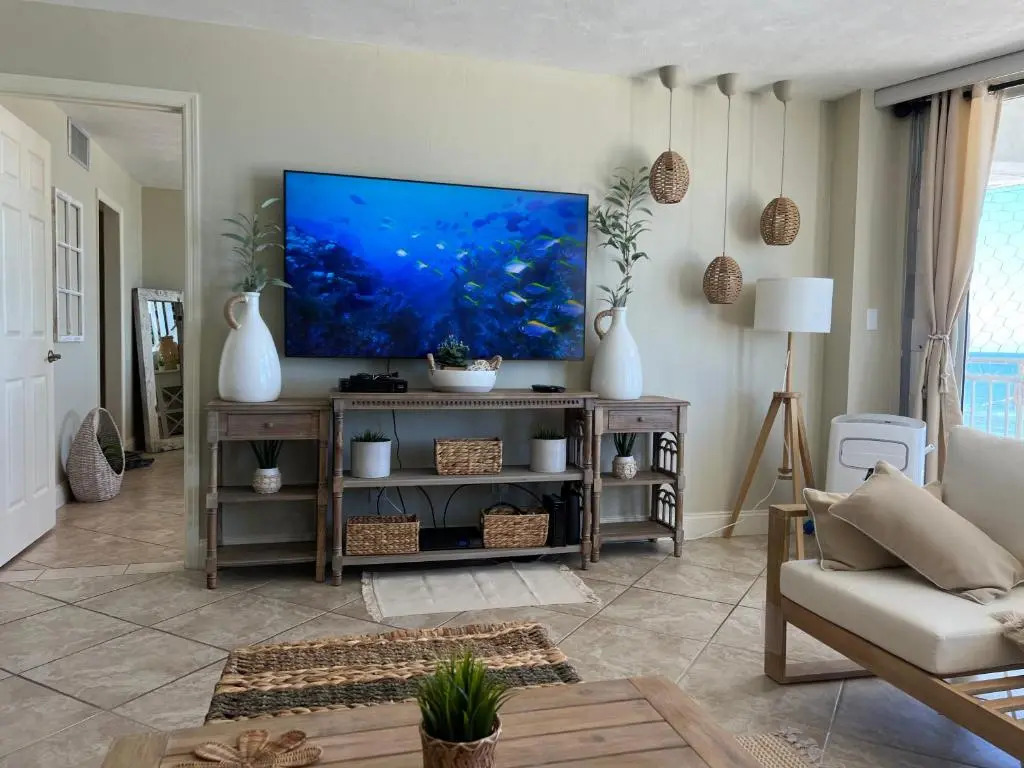 Lovely Ocean front for 5; It sleeps up to 12.