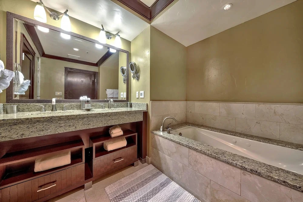 Luxury With Ritz Amenities At Constellation 3 Bedroom Condo by Redawning