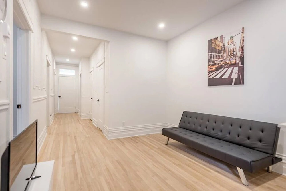 Beautiful and NEW 4bedr in Mile-end Free Parking