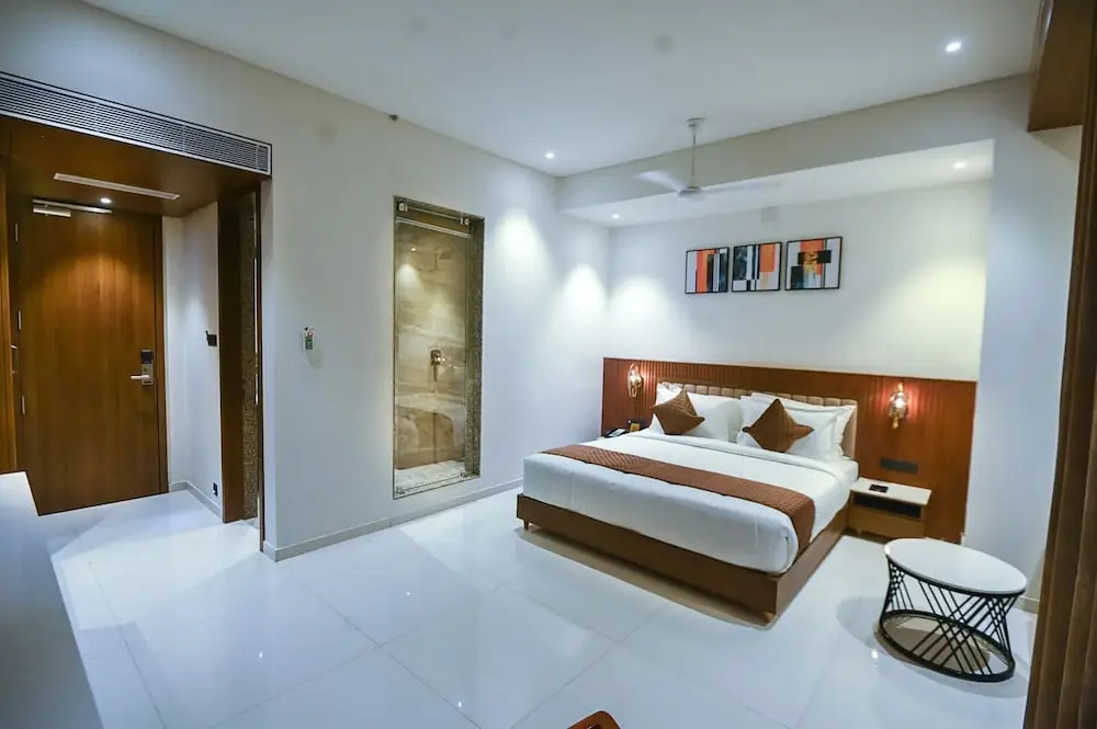 Kings Kraft Tremezzo Inn, Somnath