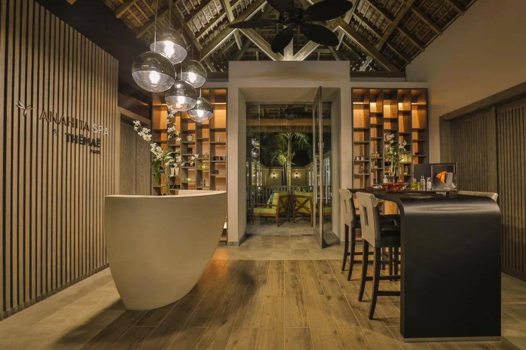 The Bay Club at Anahita