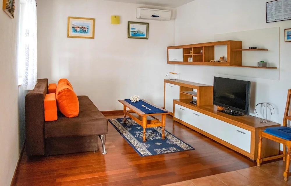 Nice Home in Gornje Selo With 3 Bedrooms, Wifi and Outdoor Swimming Pool