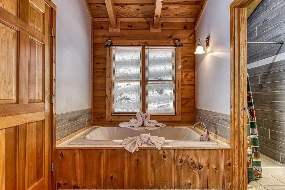Er27- Bear Naked - Great Location- Close To Town 2 Bedroom Cabin by RedAwning