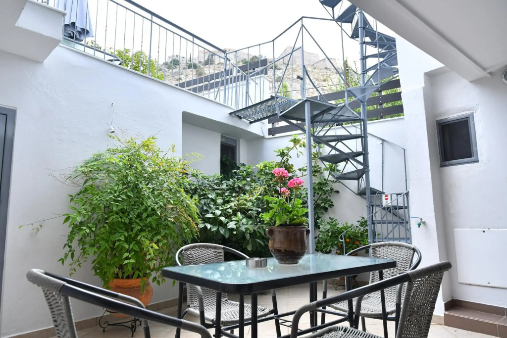Giorgos House