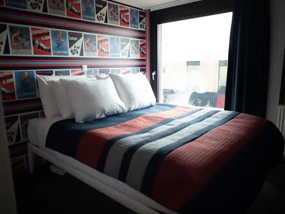 Modern, Trendy F1 Theme Lodge, Near the Sea