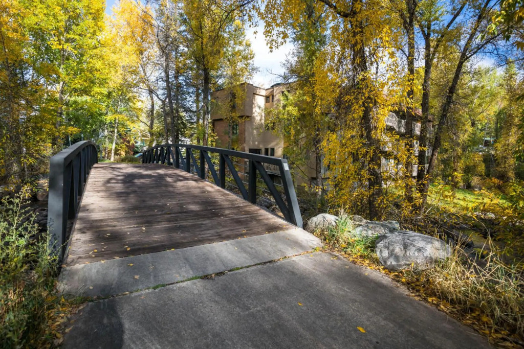Riverfront 2 BR - Steps to Town & Gondola, Hot Tub