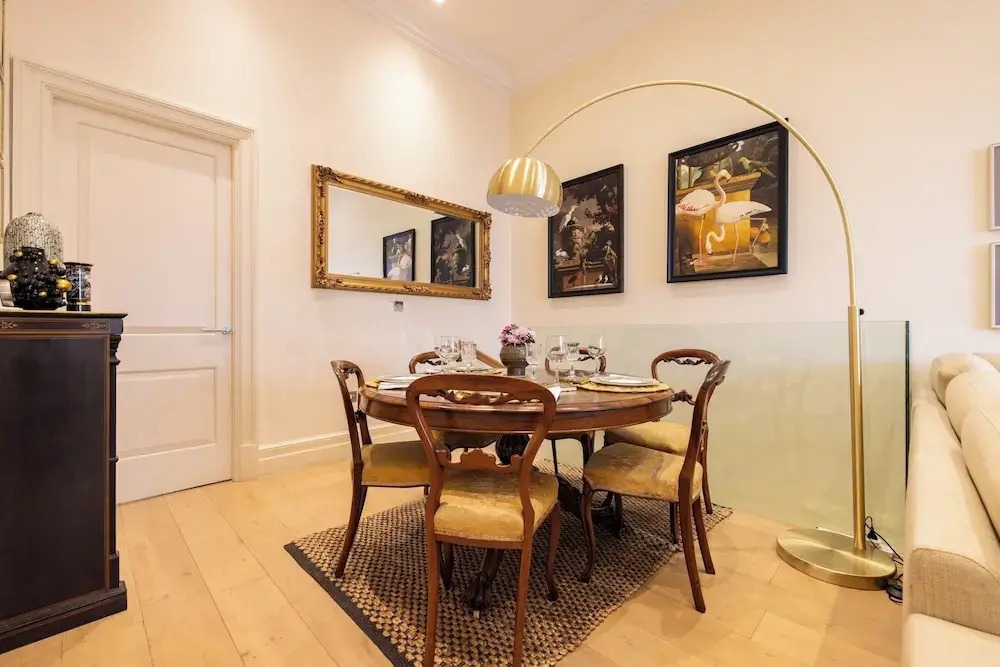 Paddington 7-bed 13-guest Massive House W/patio