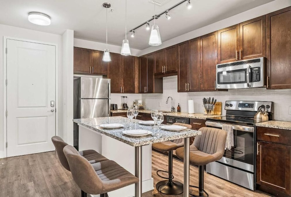 Virelli Apartments Upscale King Suite in the Heart of Orlando w Pool