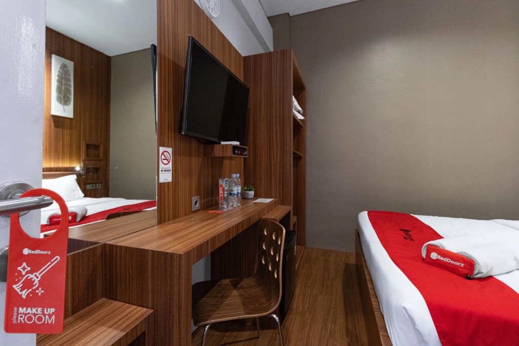 RedDoorz Premium near Centre Point Mall Medan