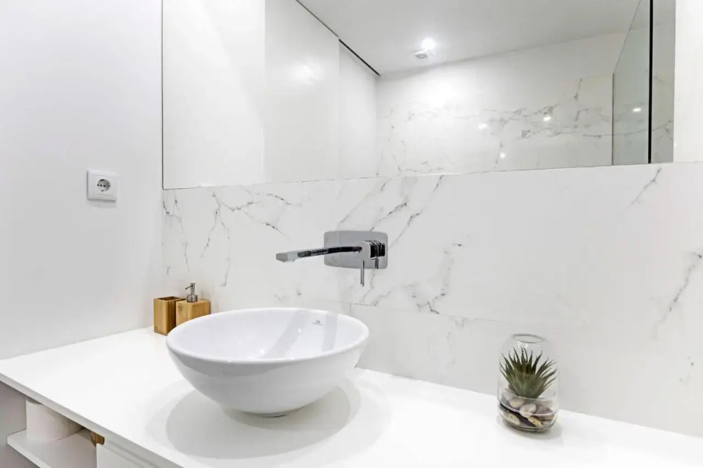 Stylish Flat W/ Gym & Parking by LovelyStay