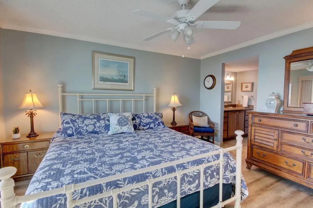 466 El Matador 2 Bedroom Condo by RedAwning