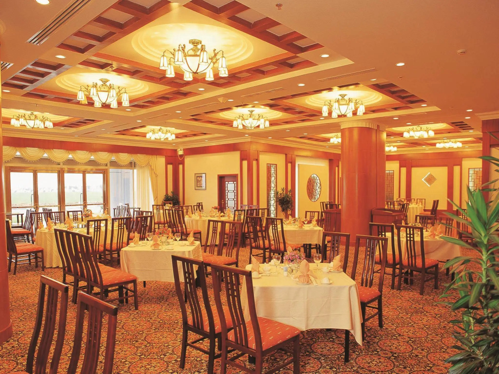 Yuehua Hotel Xiamen Seaside Hotel corridor leads to the stone exhibition hall