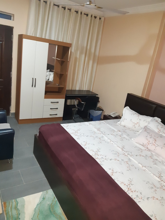 Julbert Plaza Hotel