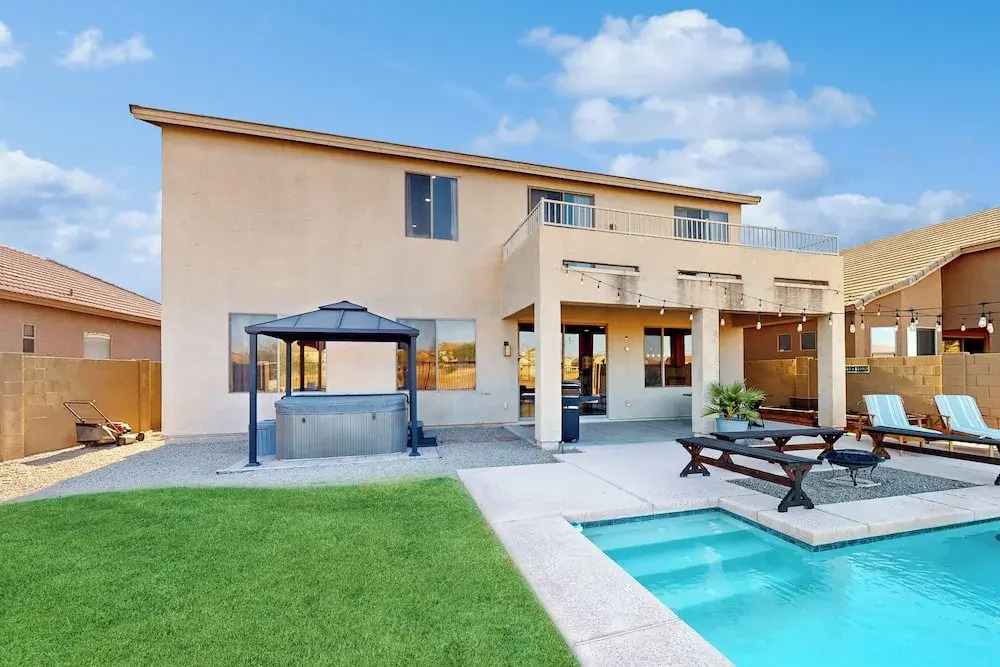 Hot Tub & Game Room: Poolside Paradise in Phoenix!