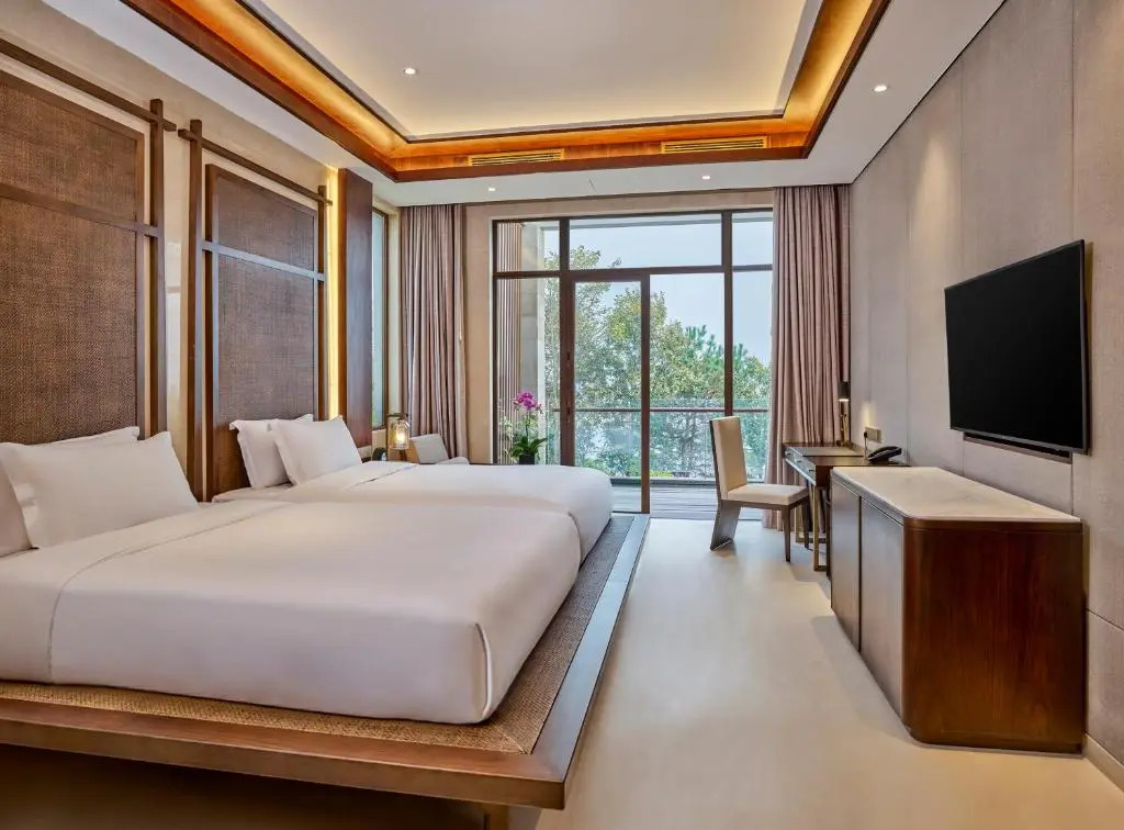 Lushan West Sea Resort, Curio Collection by Hilton