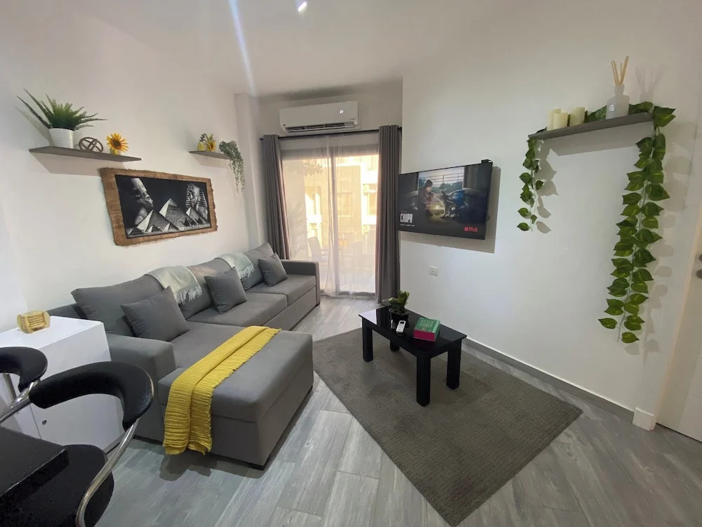 Bali Themed Luxury Spacious 3 Bed Balcony Pool Gym
