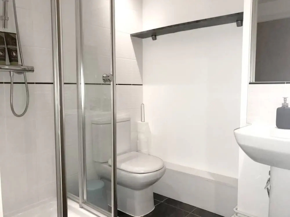 Modern 2 Bedroom Apartment in City Centre With Balcony
