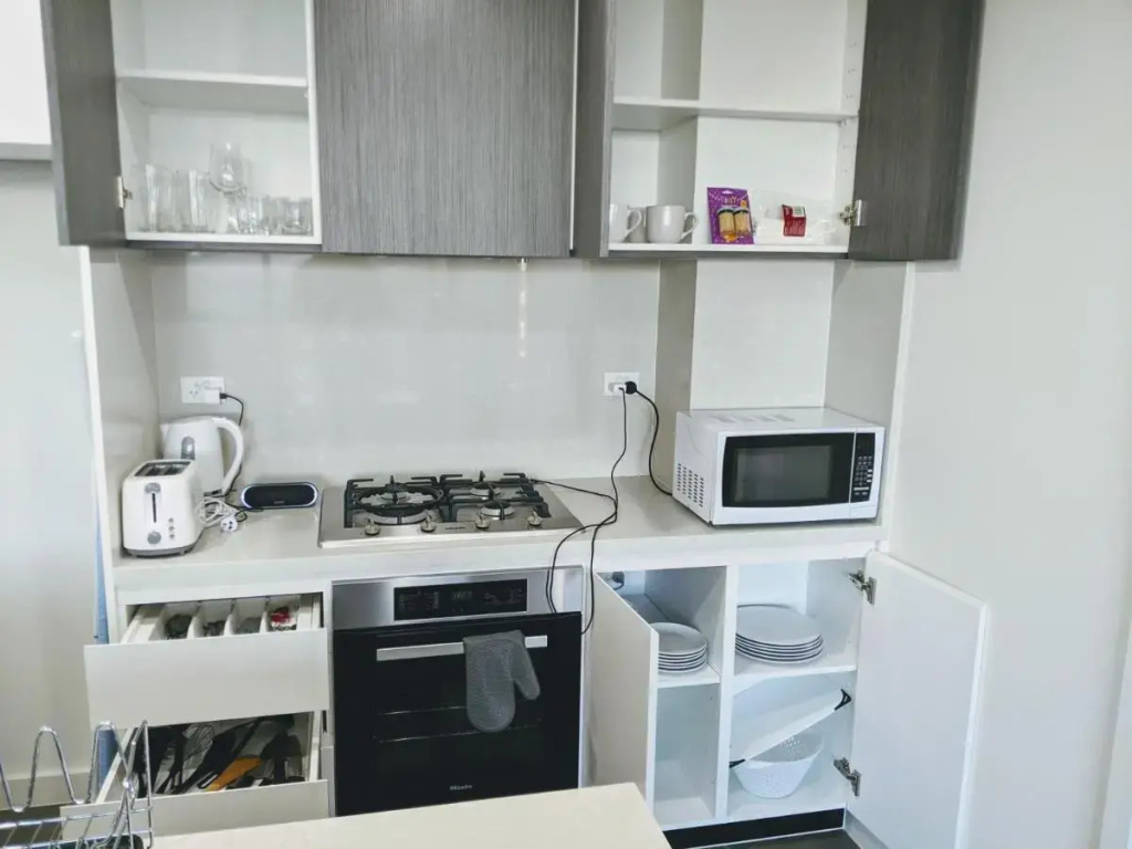 Elegant 3-bed 2-bath, balcony, with pool included, NO PARTIES