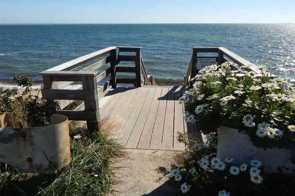 P-Town 2br Beach Beauty on the Bay. Water View!
