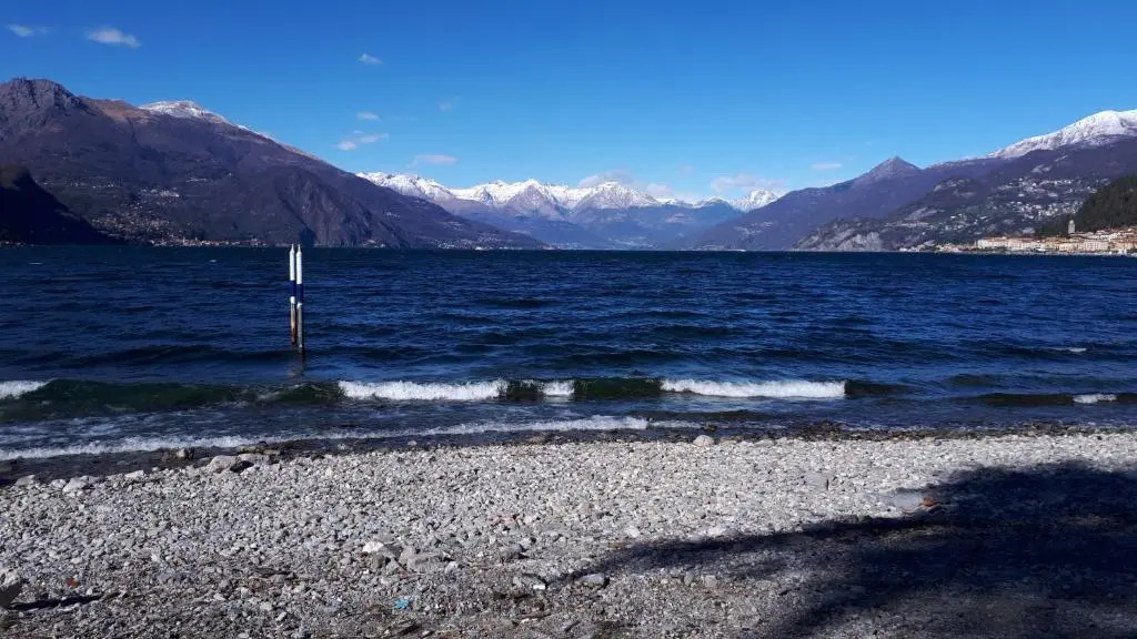 BELLAGIO DREAMS APT, pool, with private garden, near lake