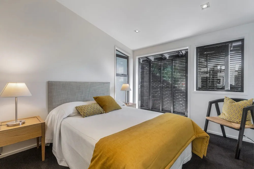 Taonga with Sea Views by Waiheke Unlimited