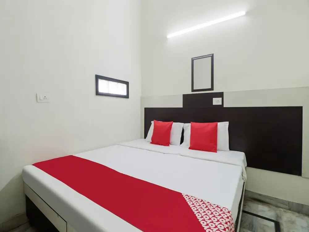 Royal Guest House by OYO Rooms